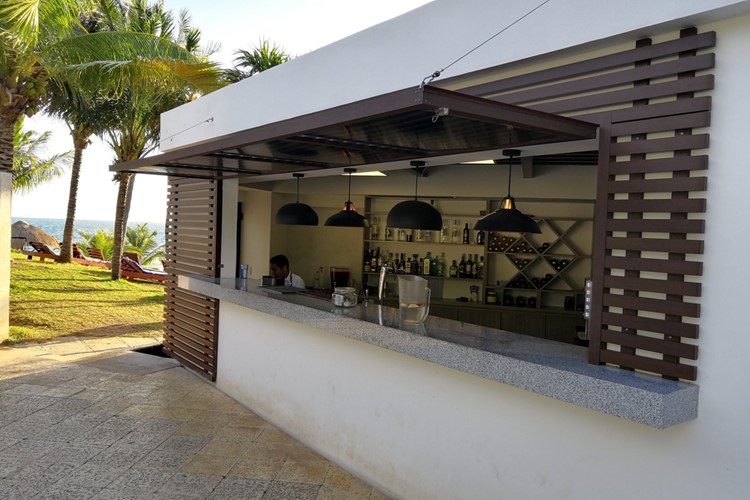 Mexiko-Hotel Dos Playas Faranda-Iguanas bar