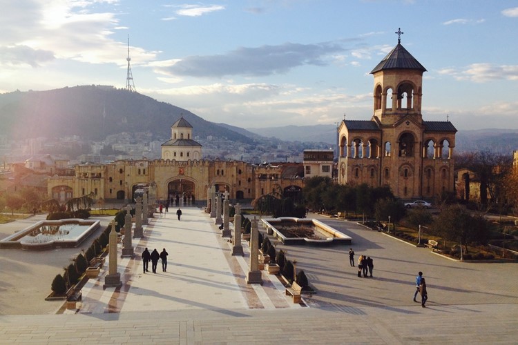 1-Gruzie-poznávací zájezd-Tbilisi-katedrála nejsvětější trojice-Fotka od naridzer, Pixabay