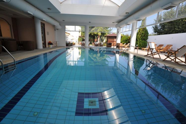 Řecko-Nees Pagases-Hotel Kalloni-bazén