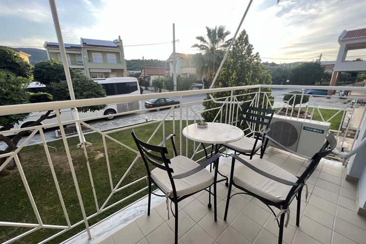 Řecko-Nees Pagases-Hotel Kalloni-pokoj-balkón