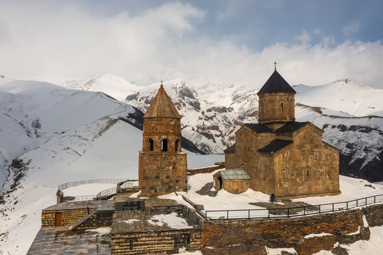 26-Gruzie-lyžařský zájezd-Kostel Nejsvětější Trojice poblíž vesnice Gergeti