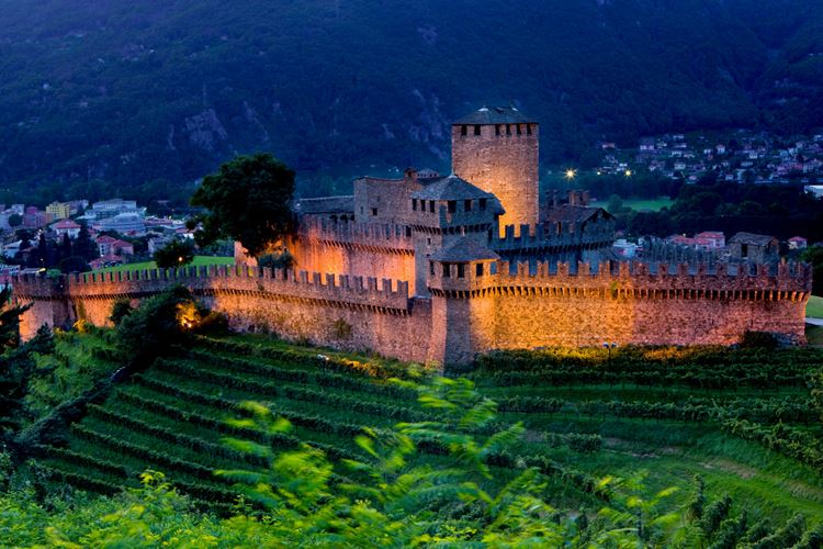 Přílet, hradní Bellinzona a tibetský most