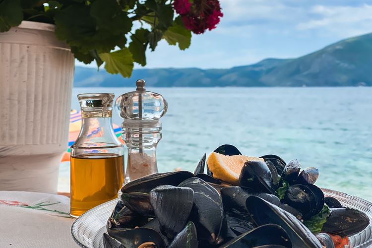 Poznávací zájezd-Albánie-Talíř slávek na oběd s výhledem na moře