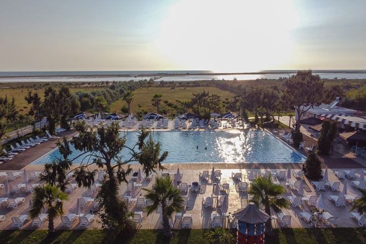 Poznávací zájezd-Albánie-ubytování-Hotel Divjaka Resort-bazén a pláž