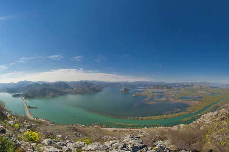 Skadarské jezero a meandry řeky Crnojevica