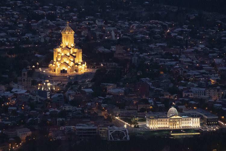27-Gruzie-poznávací zájezd-Tbilisi-katedrála nejsvětější trojice-Fotka od mostafa meraji, Pixabay