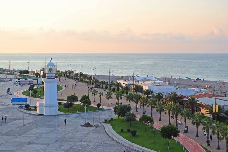 Gruzie-poznávací zájezd-Batumi-pláž-Fotka od Svetlbel, Pixabay