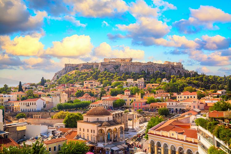 Řecko-poznávací zájezd-panorama Atén s náměstím Monastiraki a kopcem Akropole