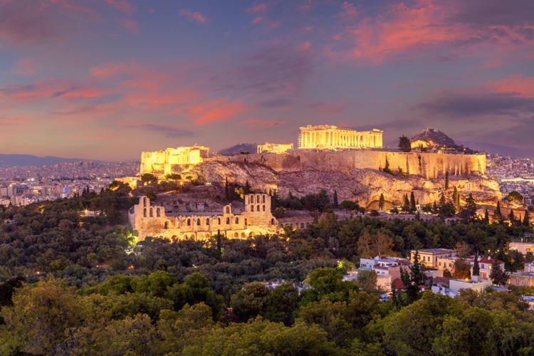 Řecko-poznávací zájezd-Panorama Akropole v Aténách s chrámem Parthenon se světly při západu slunce