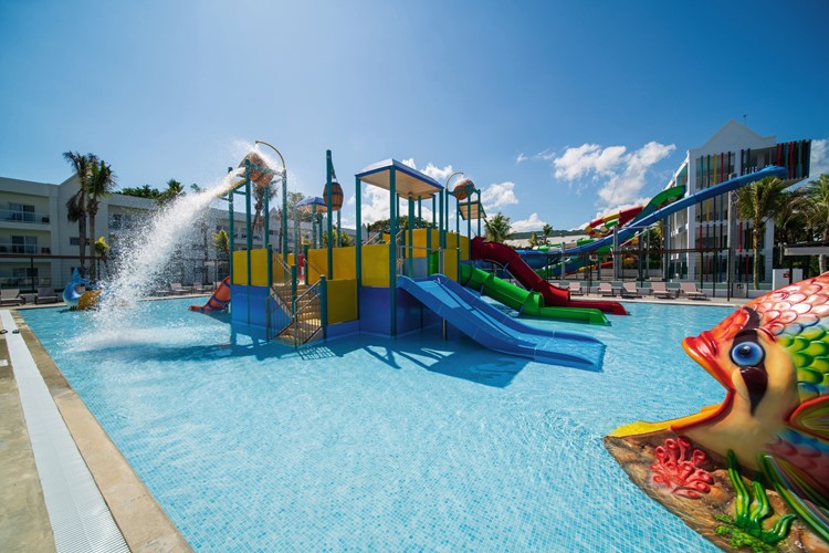 Jamajka-Hotel-Riu-Ocho-Rios-Children's-pool-with-slides