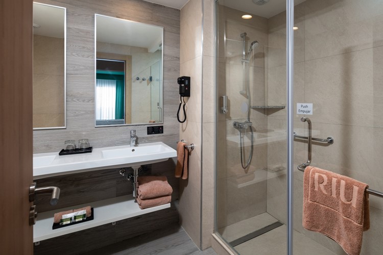 Jamajka-Hotel-Riu-Ocho-Rios-Standard-double-room-bathroom