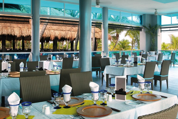 Mexiko-Hotel Riu Yucatan-steaková restaurace u bazénu