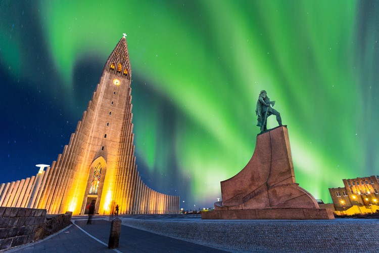 21-Island-poznávací zájezd-Aurora borealis nad kostelem hallgrimskirkja, Reykjavík
