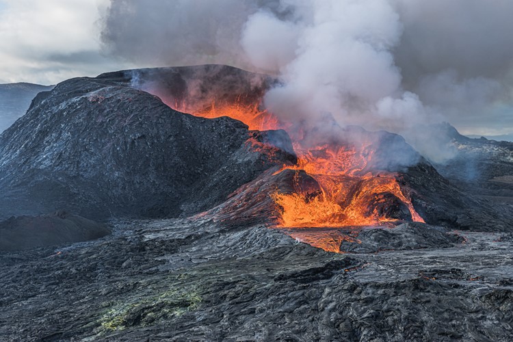 24-Island-poznávací zájezd-Sopečný kráter ve dne s lávovým proudem