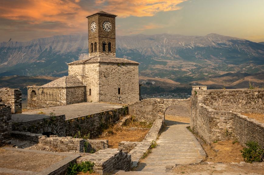 Poznávací zájezd-Albánie-pevnost na hradě Gjirokaster