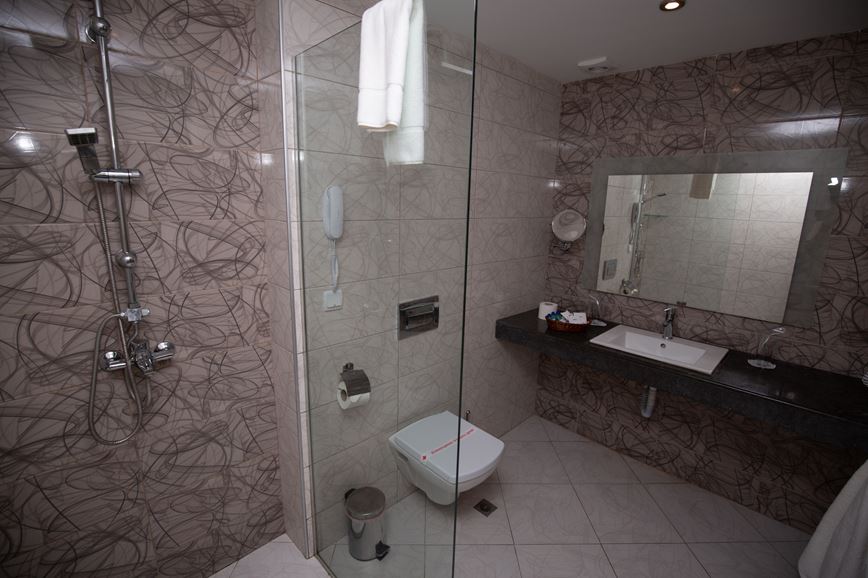 Bulharsko-letovisko Zlaté Písky-hotel-Arena Mar-pokoj-koupelna s WC