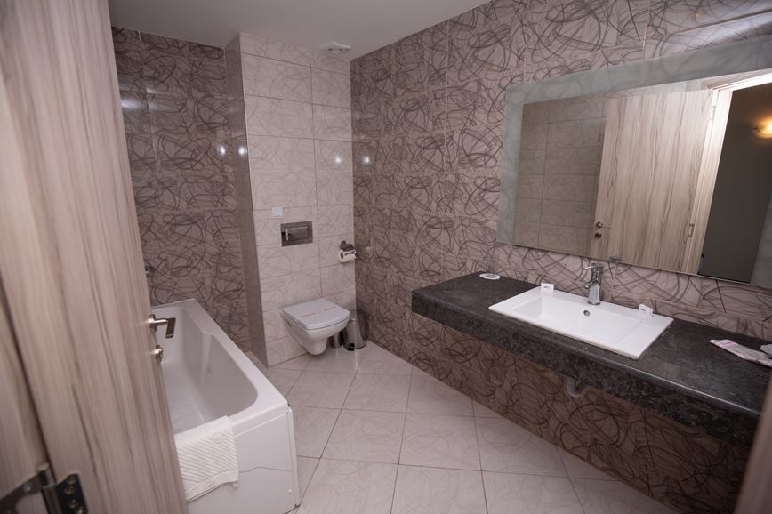 Bulharsko-letovisko Zlaté Písky-hotel-Arena Mar-pokoj-koupelna s WC