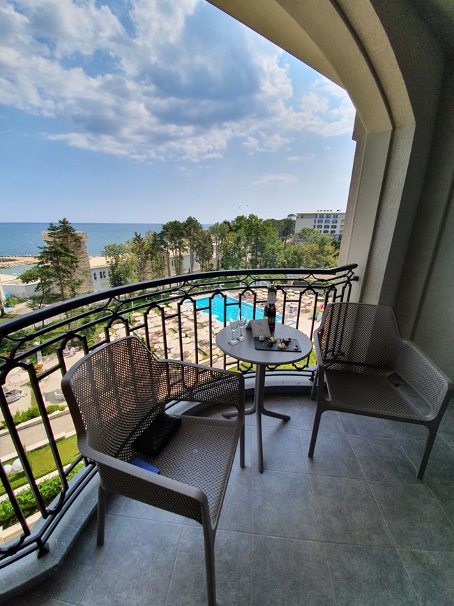 Bulharsko-Svatý Konstantin a Helena-hotel-Astor Garden-dvoulůžkový pokoj-balkon s výhledem na moře
