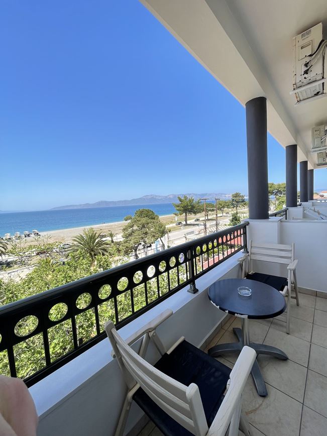 Řecko-ostrov Evia-letovisko Pefki-hotel Galini-dvoulůžkový pokoj s přistýlkou-výhled z balkonu