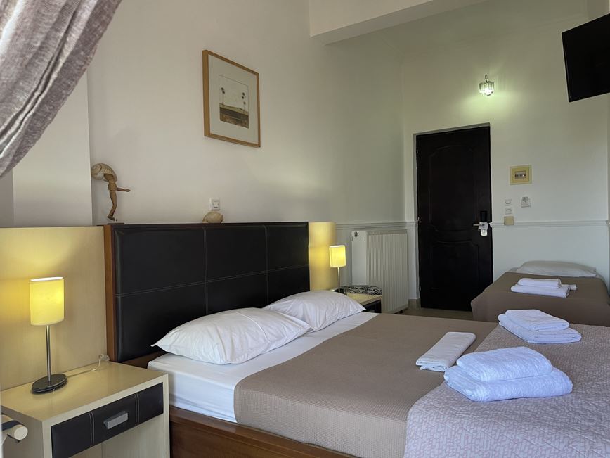 Řecko-ostrov Evia-letovisko Pefki-hotel Galini-dvoulůžkový pokoj s přistýlkou