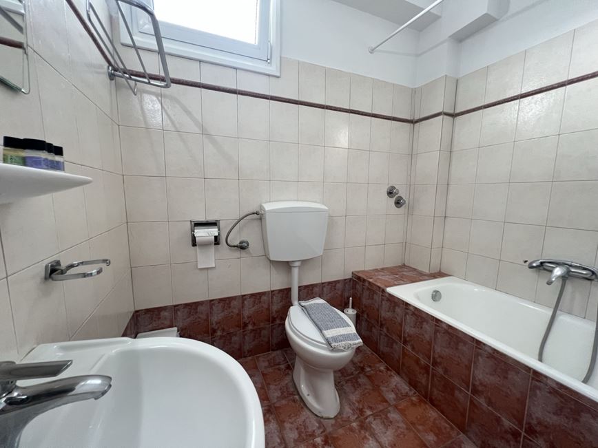 Řecko-Nees Pagases-Hotel Kalloni-pokoj-koupelna a WC