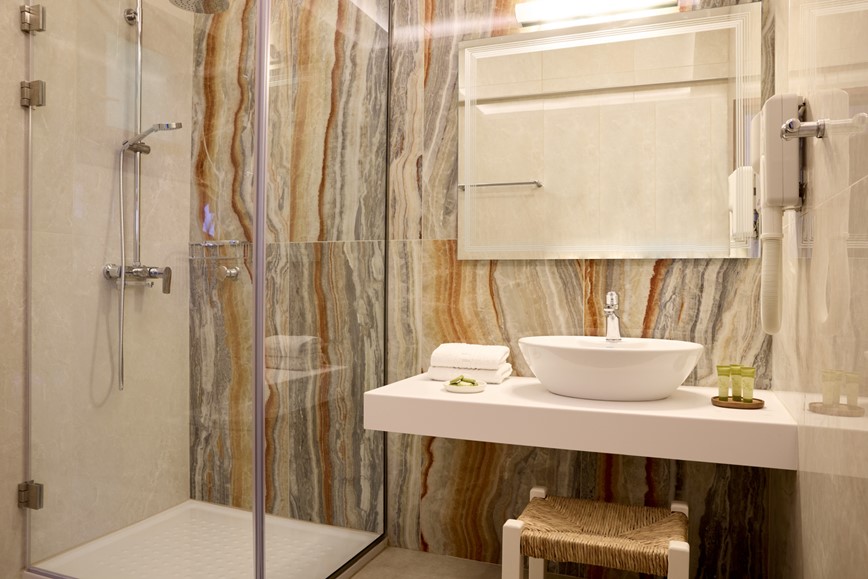 15-Řecko-Thesalie-Chorto Pelion-Leda Village Resort-dvoulůžkový pokoj-koupelna