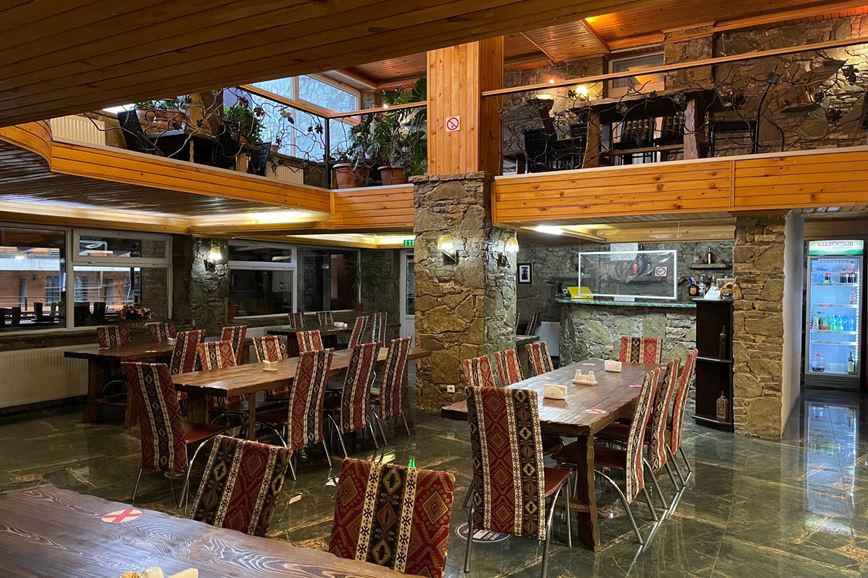 13-Gruzie-lyžařský zájezd-Gudauri-Hut-hotel-ubytování-jídelna