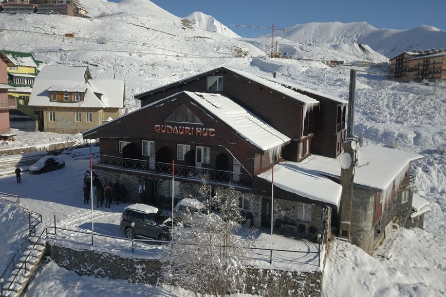 7-Gruzie-lyžařský zájezd-Gudauri-Hut-hotel-ubytování-hlavní fotka-den