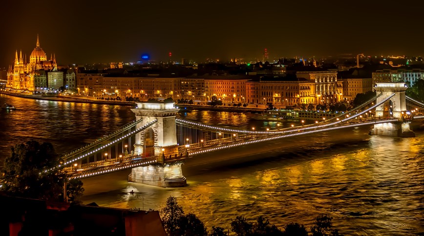 Budapest-szechenyi-chain-bridge-Fotka od David Mark z Pixabay