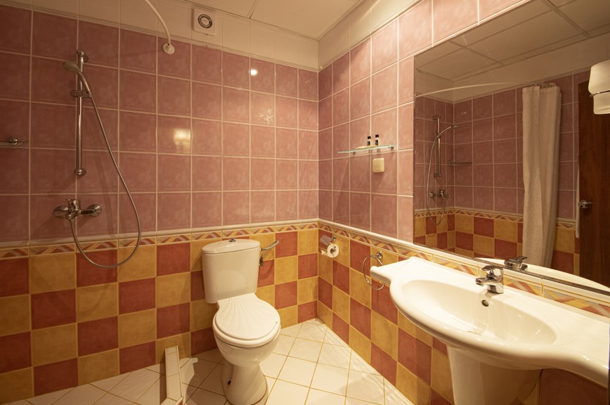 Bulharsko-Albena-Hotel Magnolia Plus-pokoj-koupelna a wc