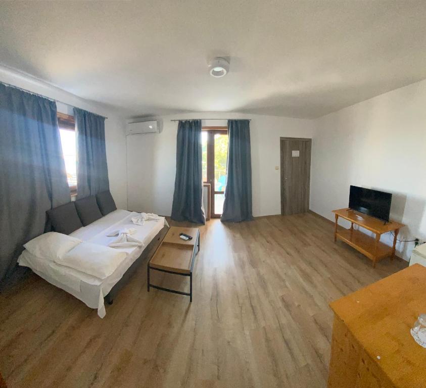 Bulharsko-Kranevo-hotel Palma beach-apartmán-obývací pokoj