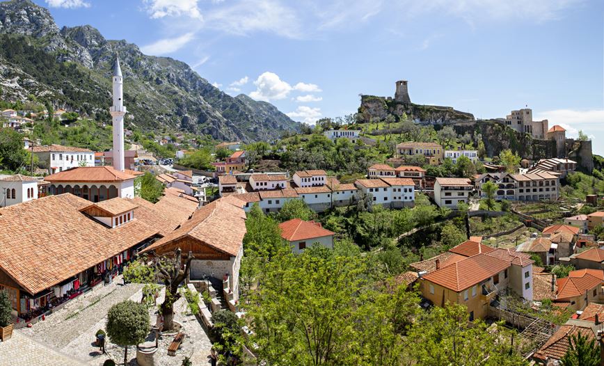 Poznávací zájezd-Albánie-město Kruje a jeho pevnost-iStock-131094925