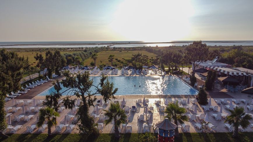Poznávací zájezd-Albánie-ubytování-Hotel Divjaka Resort-bazén a pláž