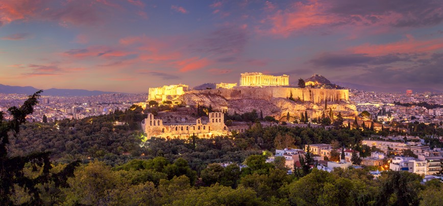 Řecko-poznávací zájezd-Panorama Akropole v Aténách s chrámem Parthenon se světly při západu slunce