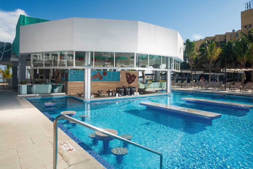 Jamajka-Hotel-Riu-Ocho-Rios-Poolside-bar-with-swim-up-bar