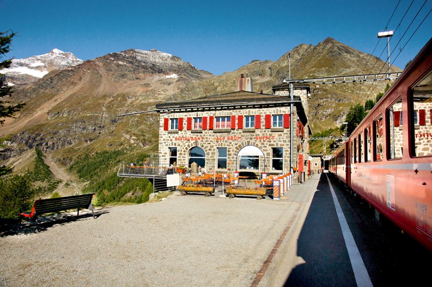 Poznávací zájezd-Švýcarsko-autobusem-průsmyk Bernina, stanice Alp Grum