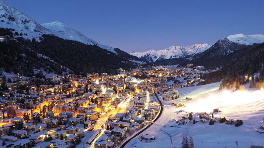 Davos Stadt Winter Lichter Abend Schnee Überblick von oben (C) Marcel Giger (3)