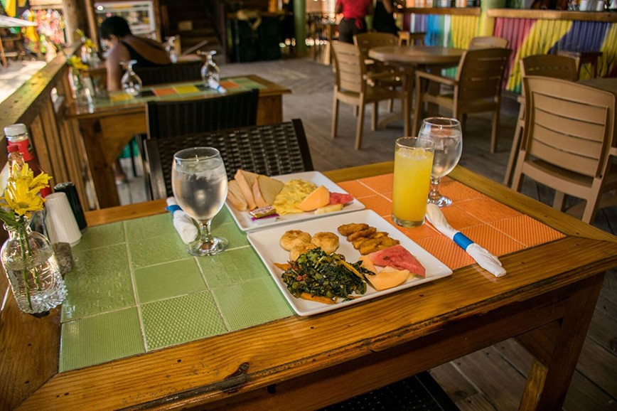 Jamajka The Boardwalk Village prostřený stůl s večeří