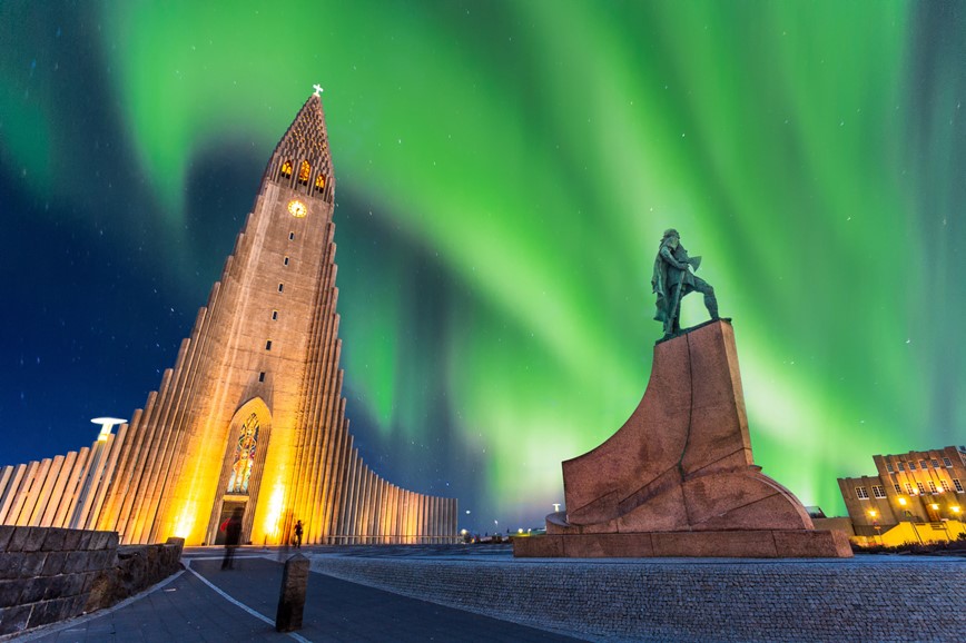 Island-poznávací zájezd-Aurora borealis nad kostelem hallgrimskirkja, Reykjavík