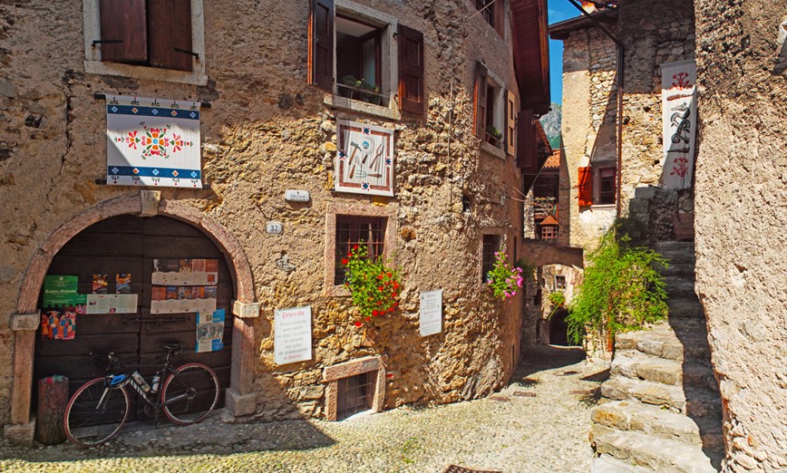 Itálie-Výprava za vínem a italskou gastronomií-vesnice Canale di Tenno
