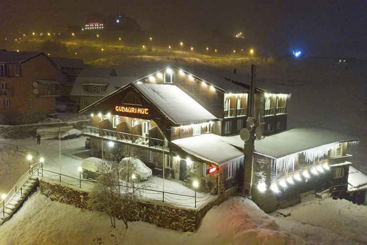 6-Gruzie-lyžařský zájezd-Gudauri-Hut-hotel-ubytování-hlavní fotka-večer